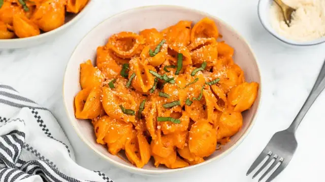 'Video thumbnail for Pasta Alla Gigi Hadid (Spicy Vodka Sauce) Recipe'