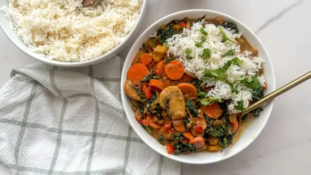 Video thumbnail for One-Pot Vegetable Red Curry Recipe