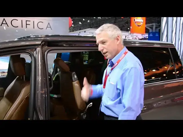 Video thumbnail for Chrysler Pacifica folding seats