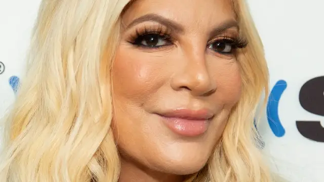 Video thumbnail for Tori Spelling's Stunning Transformation Has Us Wowed