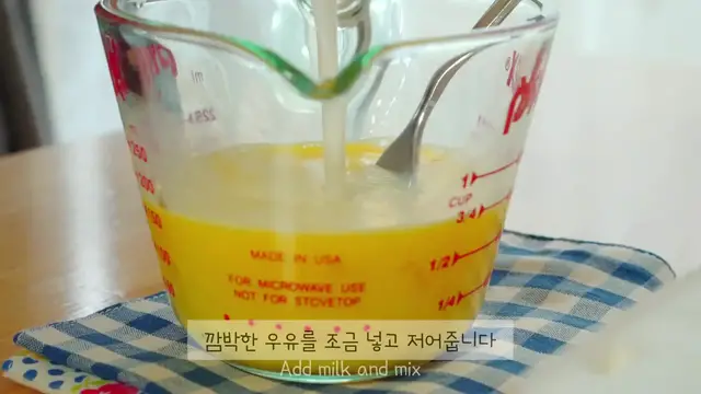 'Video thumbnail for [초간단] 원팬 프렌치 토스트 만들기 _ 한번에 두가지맛 토스트가 완_성 _ 메리니즈부엌(720P_HD)'