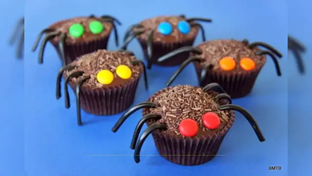 Video thumbnail for Halloween Horror Cupcakes