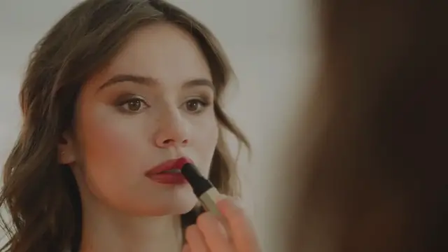 Video thumbnail for Heidi_Klum_s_90s_Style_Revival