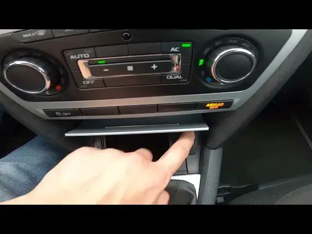 Video thumbnail for How to Eject Ash Tray in Skoda Octavia II ( 2004 - 2013 ) | Empty the Ash Tray