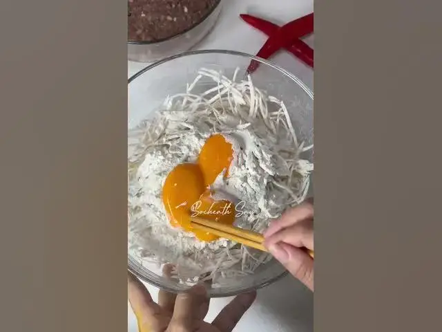 Video thumbnail for Quick and Easy Cambodian Recipes | កូននាង រឺត្រាវខ្ចប់សាច់ជ្រូកបំពង