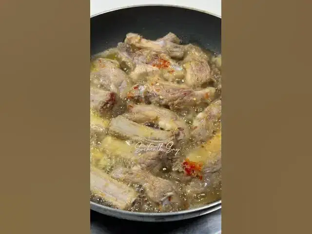 Video thumbnail for Simple Cambodian Dishes at Home | របៀបធ្វើឆ្អឹងជំនីជ្រូកប្រៃផ្អែមជាមួយគល់ស្លឹកគ្រៃរស់ជាតិឆ្ងាញ់