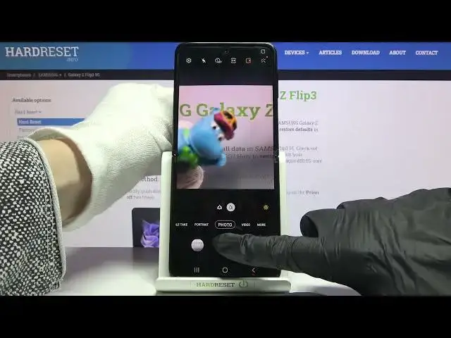 Video thumbnail for How to Take Motion Photo on Samsung Galaxy Z Flip3 - Make Live Image