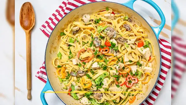 Video thumbnail for One-Pan Vegetable Chicken Alfredo Bliss