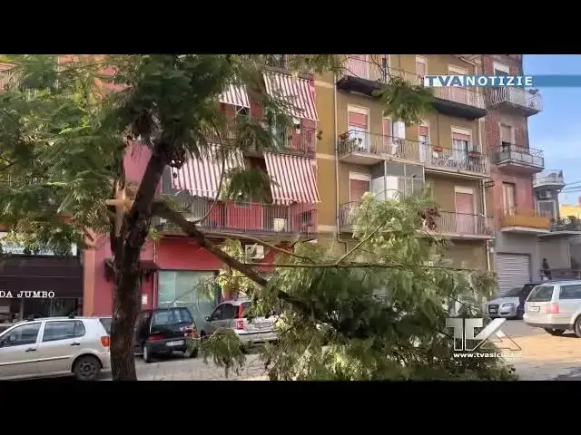 Video thumbnail for Adrano. Disagi e danni per un violento temporale
