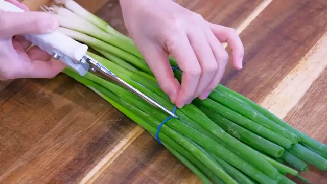'Video thumbnail for How to Keep Scallions Fresh for a Month in the Fridge (720p 60fps)'