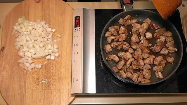 'Video thumbnail for Gulasch zubereiten'