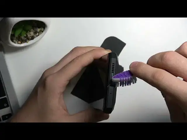 Video thumbnail for Oukitel K13 Pro - How To Clean USB Using Household Items