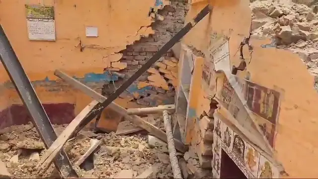 Video thumbnail for बुलंदशहर : भरभरा कर गिरी मकान की छत और दीवार