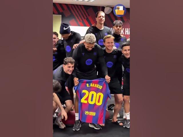 Video thumbnail for El equipo celebra con Araujo por sus 200 partidos en el Barça 👏

📹 FC Barcelona
