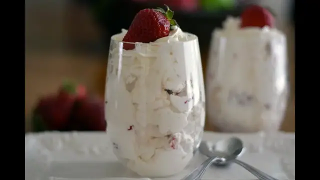 Video thumbnail for FRESAS CON CREMA | Cómo Hacer Fresas Con Crema | SyS