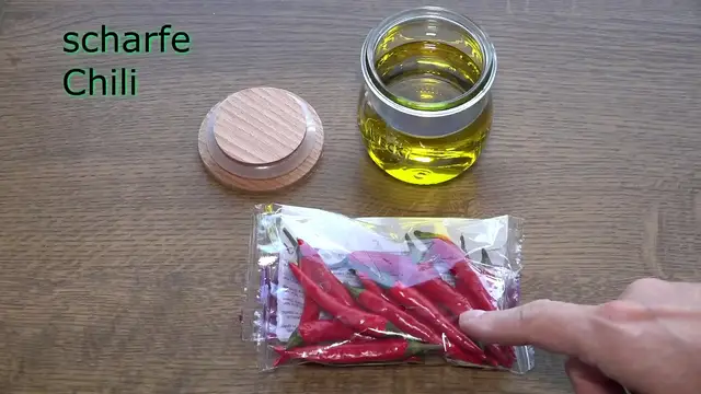 'Video thumbnail for Chiliöl herstellen'