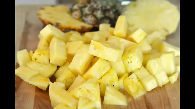 Video thumbnail for Cómo Cortar Una Piña - Sweet y Salado