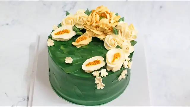 'Video thumbnail for Beautiful peony flowers on green birthday cake | Délicieux Pie | Shot on iPhone'