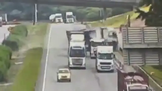 Video thumbnail for CCTV Footage Shows Sequence Leading to Fatal N3 Crash Near Shongweni