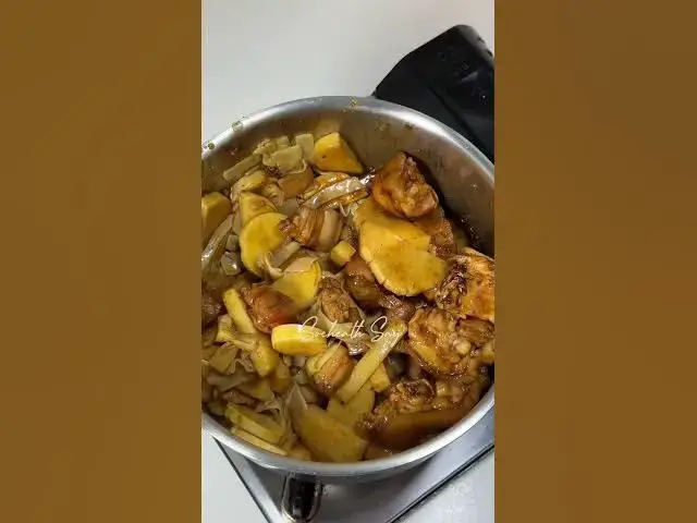 Video thumbnail for Quick and Easy Cambodian Recipes | របៀបខរជើងជ្រូកទំពាំងអោយមានរស់ជាតិឆ្ងាញ់