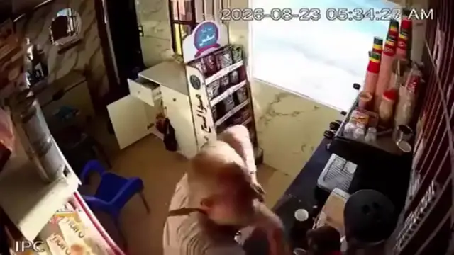 Video thumbnail for بالفيديو.. سرقة جريئة لكشك كامل في ريف إدلب وصاحبه غائب