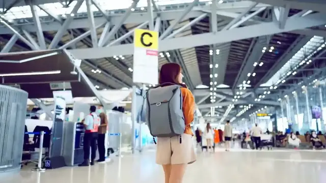 Video thumbnail for 13 Things to NEVER Do at the Airport Before a Flight(720P_HD)