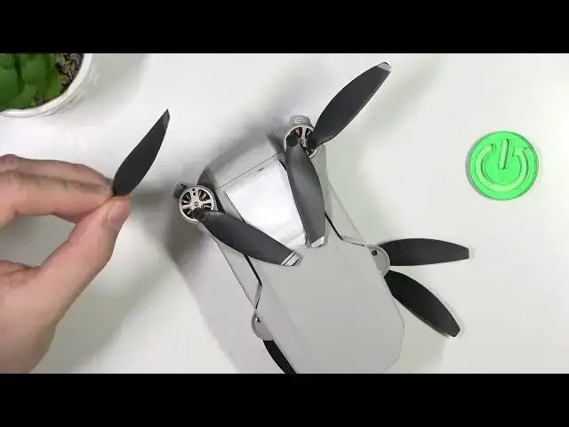 'Video thumbnail for How to Replace Propellers on DJI Mavic Mini?'