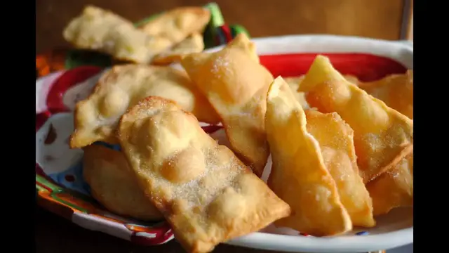 Video thumbnail for HOJUELAS OR HOJALDRAS | How To Make Colombian Fried Pastry | SyS