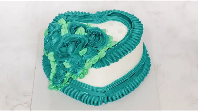 'Video thumbnail for Heart birthday cake design with green flowers | Délicieux Pie | Shot on iPhone'