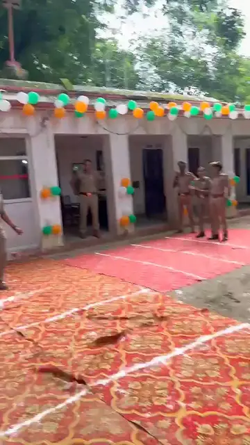 Video thumbnail for देशभक्ति गीत बजते ही थिरकने लगे दरोगा के पैर, थाने में किया डांस---