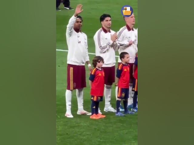 Video thumbnail for El saludo de Lamine Yamal a su hermano Keyne antes del partido ante Egipto 🤝