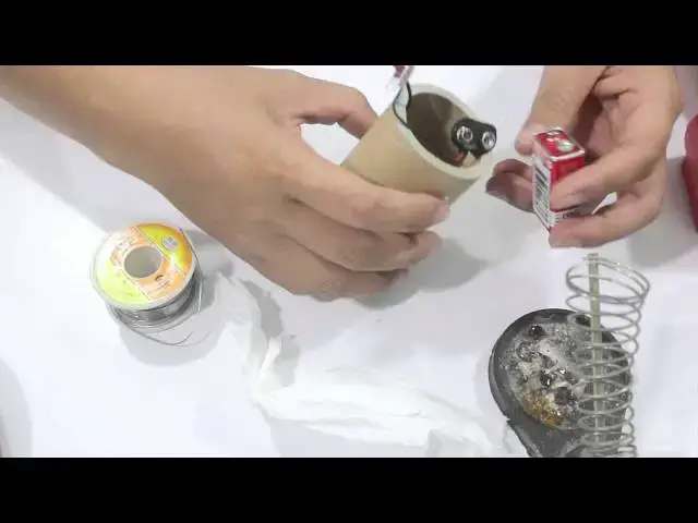 Video thumbnail for Đồ chơi trẻ em : Cách chế robot con lăn từ lỗi giấy vệ sinh