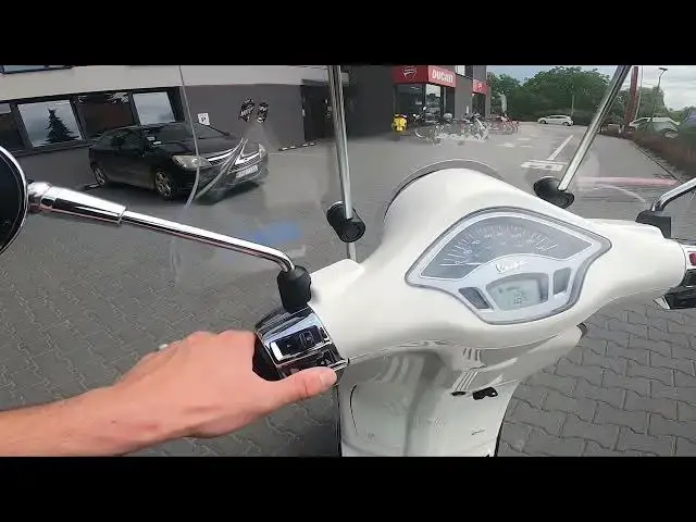 'Video thumbnail for How to Enable or Disable Turn Signals in Vespa Primavera ( 2017 - now ) - Use Turn Signals'