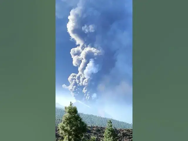 'Video thumbnail for Strong ash emissions from La Palma volcano 9 Oct 2021'