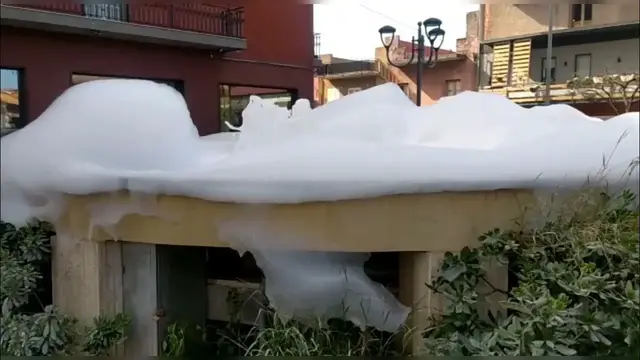 Video thumbnail for Biancavilla. Vandali versano detersivo. La fontana di piazza Sgriccio trabocca di schiuma