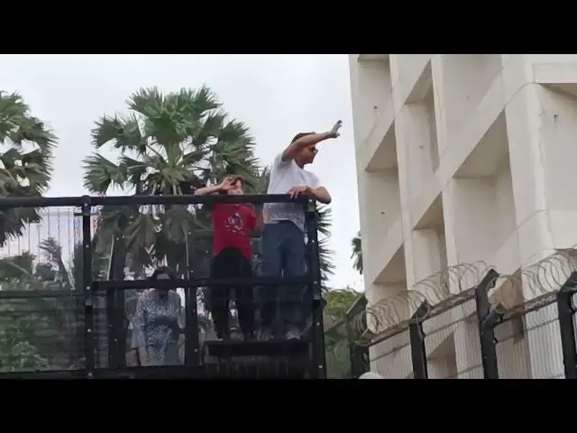Video thumbnail for Shahrukh Khan With Abram Greets Fans At Mannat