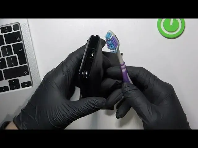 Video thumbnail for Motorola Razr 2022 How To Clean USB Port