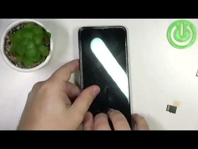 'Video thumbnail for How to Insert SIM Card and SD Card Into MOTOROLA Moto E22'