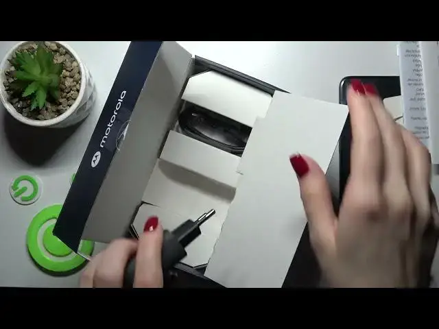 'Video thumbnail for MOTOROLA Moto E22 All Box Accessories'