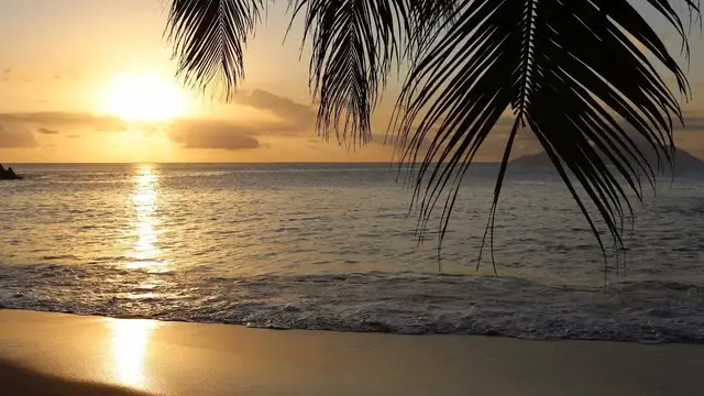 Video thumbnail for Sunset Beach auf der Seychellen-Insel Mahé