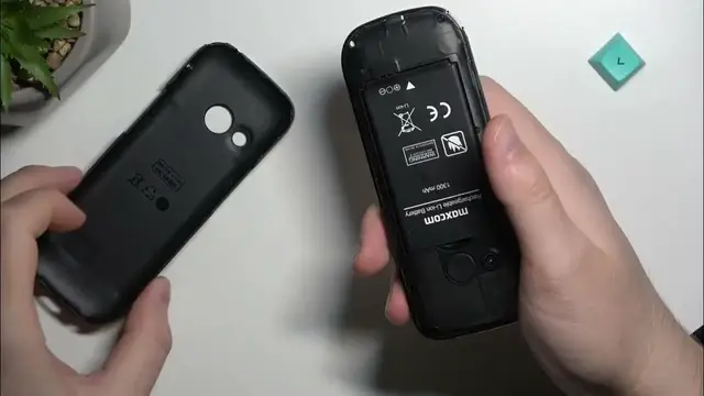 Video thumbnail for Jak włożyć i wyciągnąć baterie w telefonie MAXCOM MM724?