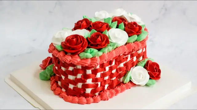 'Video thumbnail for Birthday cake design flower basket | Délicieux Pie | Shot on iPhone'