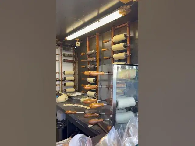 Video thumbnail for Kürtőskalács: il tradizionale dolce ungherese #food #streetfood #foodblogger