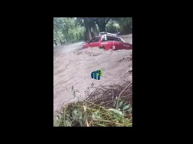 'Video thumbnail for Vehículo arrastrado por río en Sébaco Matagalpa'