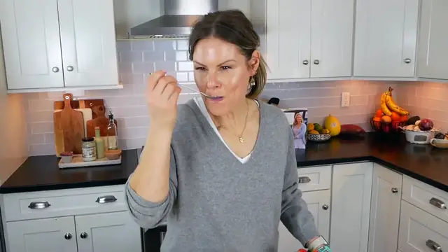 Video thumbnail for MAKE AHEAD PEANUT BUTTER OVERNIGHT OATS ¦ My Favorite Healthy Breakfast Hack (1080p 60fps)