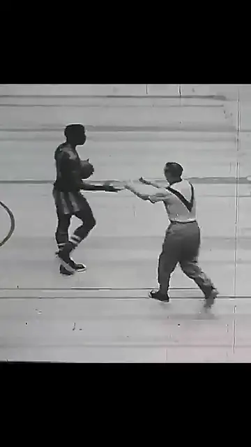 'Video thumbnail for Harlem Globetrotters Skills 🤣 #nba #basketball #shorts #harlemglobetrotters'