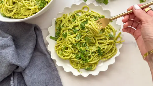 Video thumbnail for Espagueti Verde (Creamy Green Spaghetti) Recipe