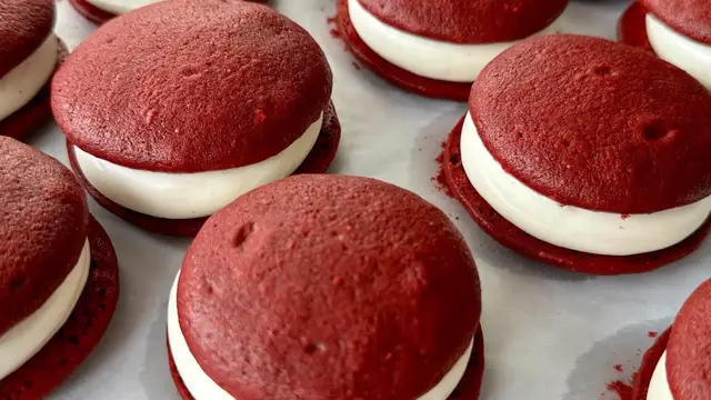 'Video thumbnail for Red Velvet Whoopie Pies With Cream Cheese Filling Recipe'