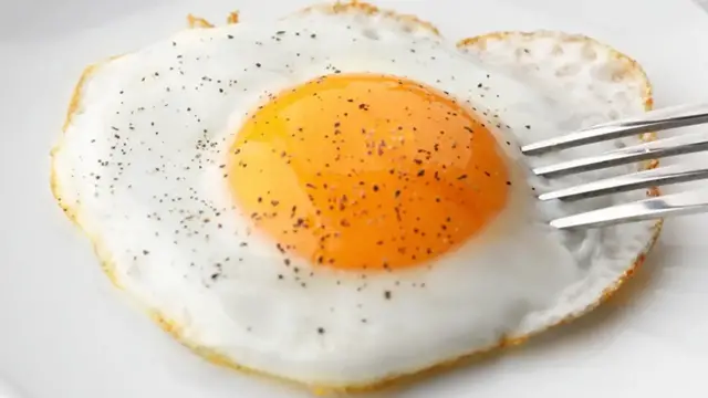 Video thumbnail for You Might Want To Start Eating Eggs At Night. Here's Why.