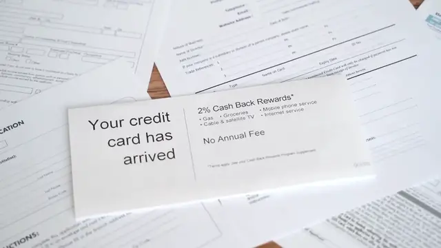 Video thumbnail for Cashback vs Rewards Cards: Choosing the Best Fit for Your Spending